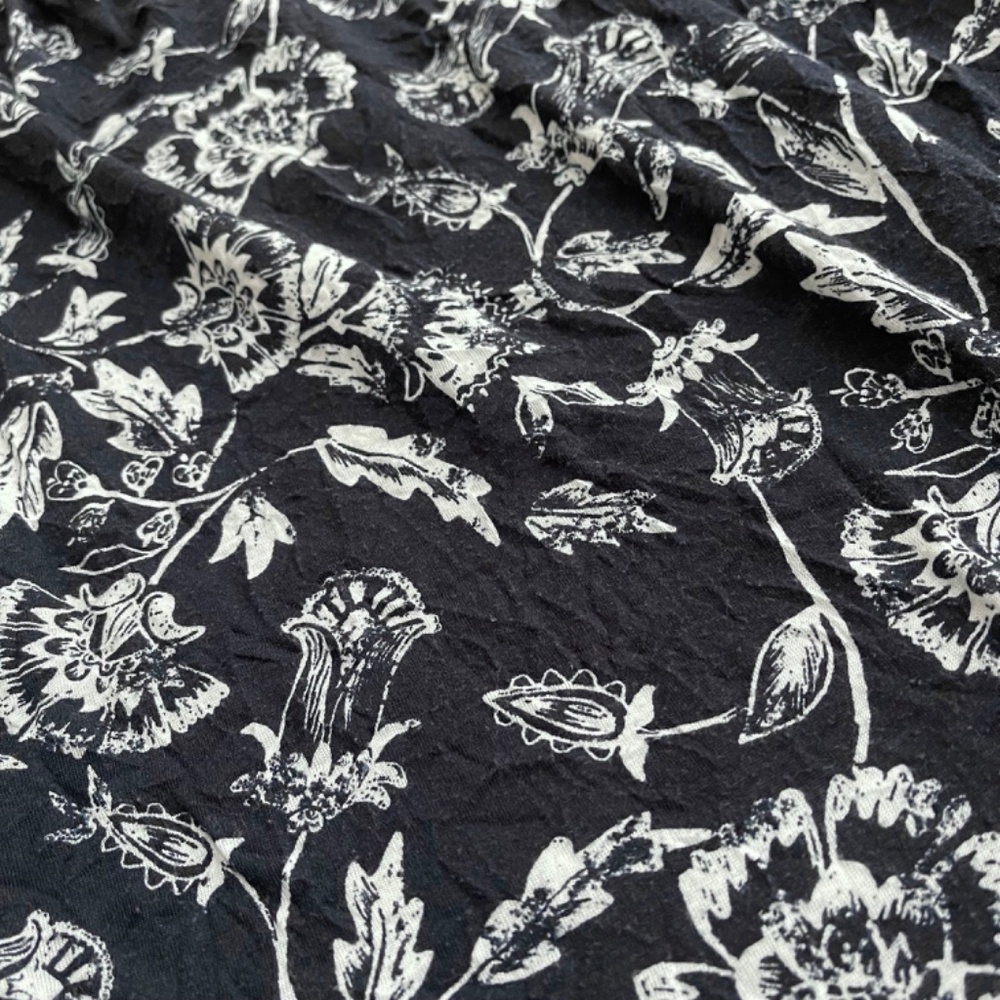 Daisy Fuentes Navy Blue and White Floral Sleeveless Top - Picture 5 of 12